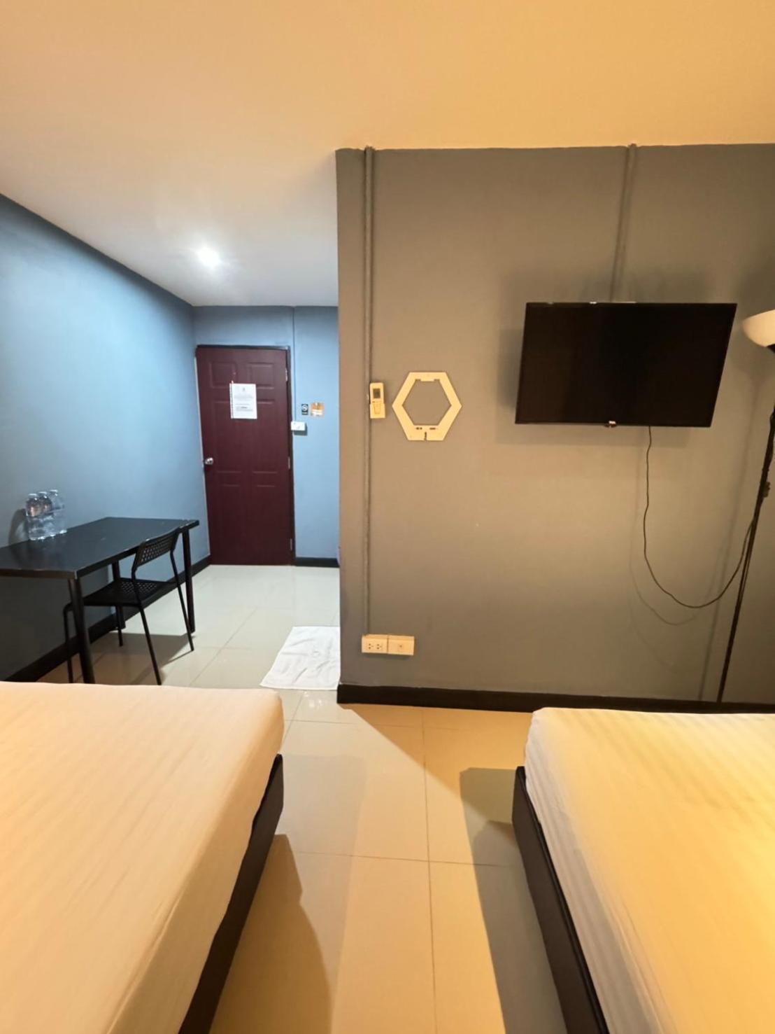 Hotel The Little Pig Sukhumvit Bangkok Exterior foto