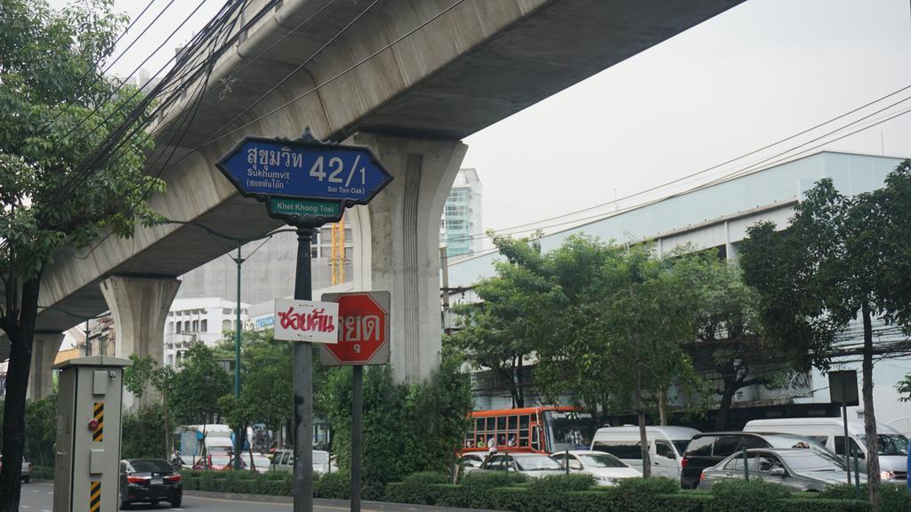 Hotel The Little Pig Sukhumvit Bangkok Exterior foto